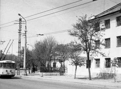 Прикрепленное изображение: Совнаркомовский пер. 3 - слева сквер Дыбенко 01.jpg
